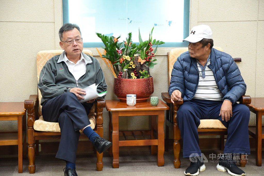 澎湖縣白沙鄉長宋萬富(右)等人2日前往澎湖縣政府,遞交支持續建「大倉媽祖文化園區」連署書給縣長賴峰偉(左)。(澎湖縣政府提供)中央社 108年12月2日