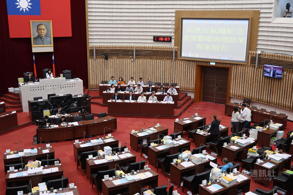 高雄氣爆紀念裝置藝術遭質疑工程經費過高,市府工務局2日向議會進行「高雄市氣爆紀念裝置藝術詢價結果專案報告」,說明相關辦理過程。中央社記者王淑芬攝 108年12月2日