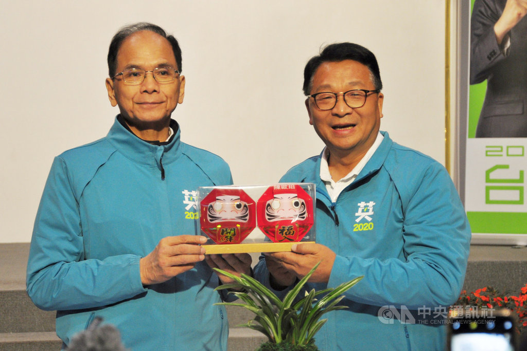 前行政院長游錫堃(左)2日赴宜蘭輔選,送上達摩祖師給力拚連任的民進黨宜蘭縣立委參選人陳歐珀(右),預祝陳歐珀勝選。中央社記者沈如峰宜蘭縣攝 108年12月2日