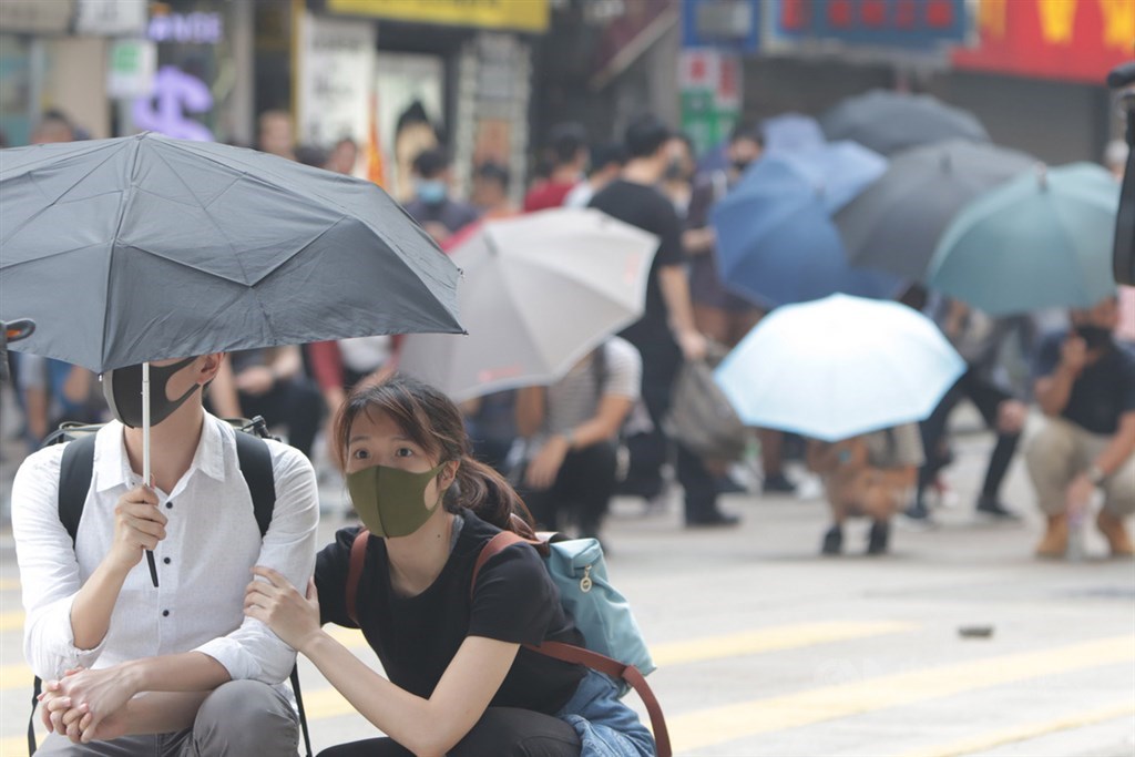 香港理工大學18日成為反送中主戰場,警方封鎖周圍500公尺,圖為當天漆咸道和金馬倫道周圍警方與示威者爆發衝突。(中央社檔案照片)