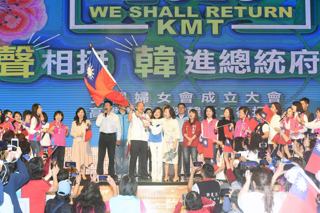 國民黨總統參選人韓國瑜(前中左)的全國婦女後援會2日在高雄成立,韓國瑜出席授旗,現場「凍蒜」口號聲不斷,場面熱烈。中央社記者程啟峰高雄攝 108年12月2日