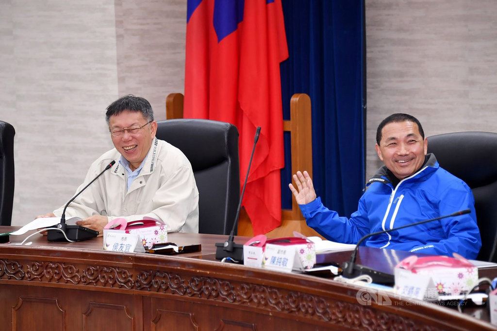 台北市與新北市2日舉行第9次副市長層級會議,台北市長柯文哲(左)與新北市長侯友宜(右)中午進行便當會,柯文哲說,盼雙北能共同申辦2030亞運。(台北市政府提供)中央社記者梁珮綺傳真 108年12月2日