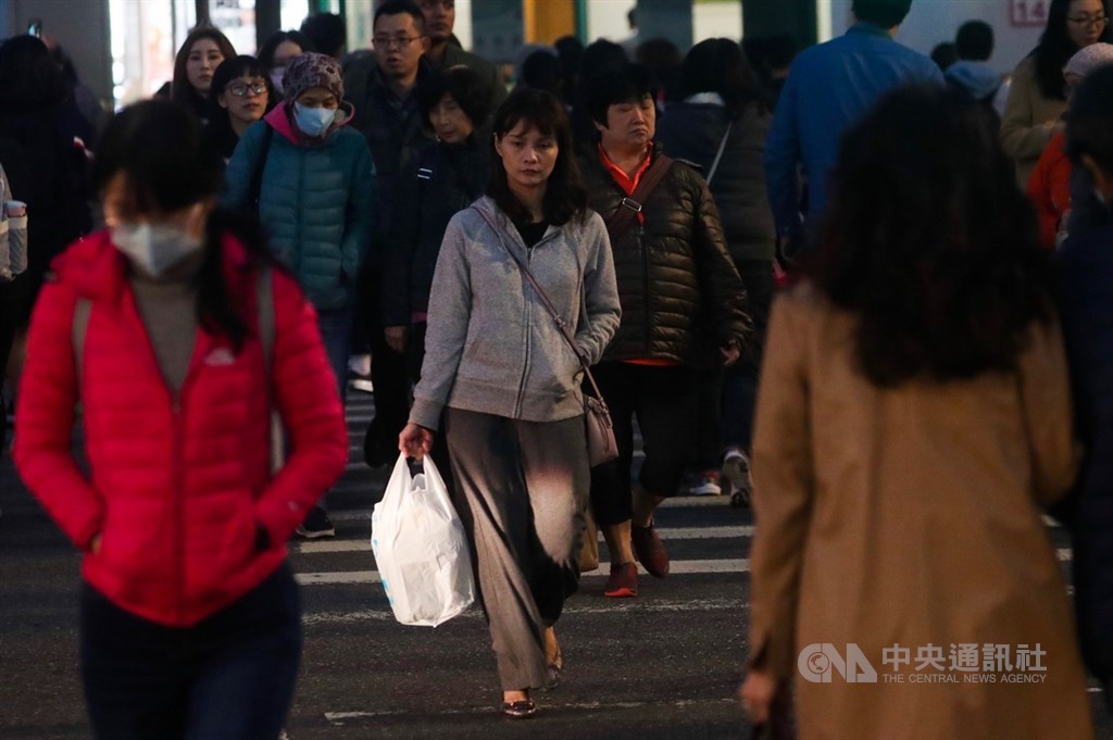 中央氣象局2日指出,受到大陸冷氣團影響,北台灣愈晚愈冷,氣溫將一路下降,提醒民眾外出注意保暖。中央社記者吳家昇攝 108年12月2日