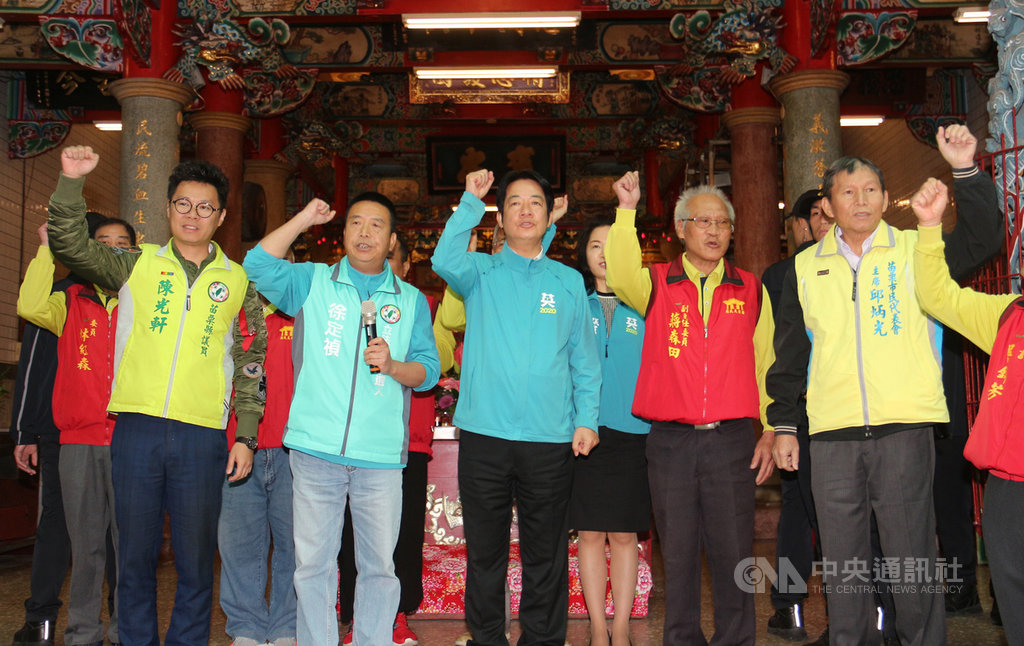 民進黨副總統參選人賴清德(前中)2日到苗栗輔選,由黨籍立委參選人徐定禎(前左2)陪同參拜苗栗市義民廟,呼籲國人用民主力量、神聖的選票,支持「英德配」贏得大選。中央社記者管瑞平攝 108年12月2日