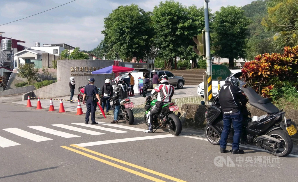 南投縣多條山路是高噪音車輛熱門行駛路線,南投縣政府環保局配合警察、監理單位執行聯合稽查,今年累計查獲32輛次噪音不合格車輛,依噪音管制法累計開出7萬200元罰單,並要求限期改善直到複驗合格。圖為環保局假日攔檢。(環保局提供)中央社記者蕭博陽南投縣傳真 108年12月2日