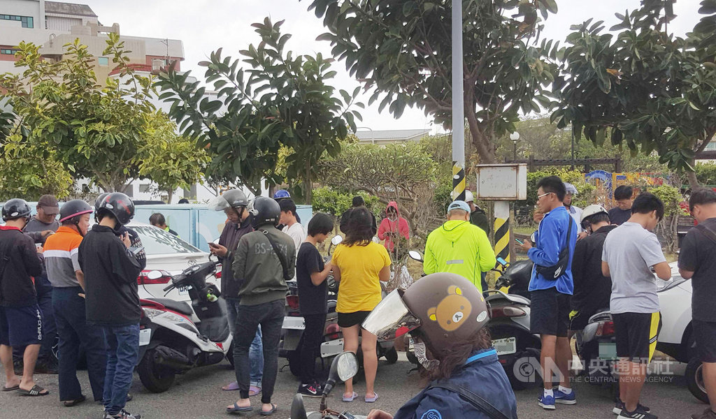 寶可夢(Pokemon GO)風靡全球,在澎湖也掀起抓寶熱潮,處處可見抓寶的人潮。中央社 108年12月2日