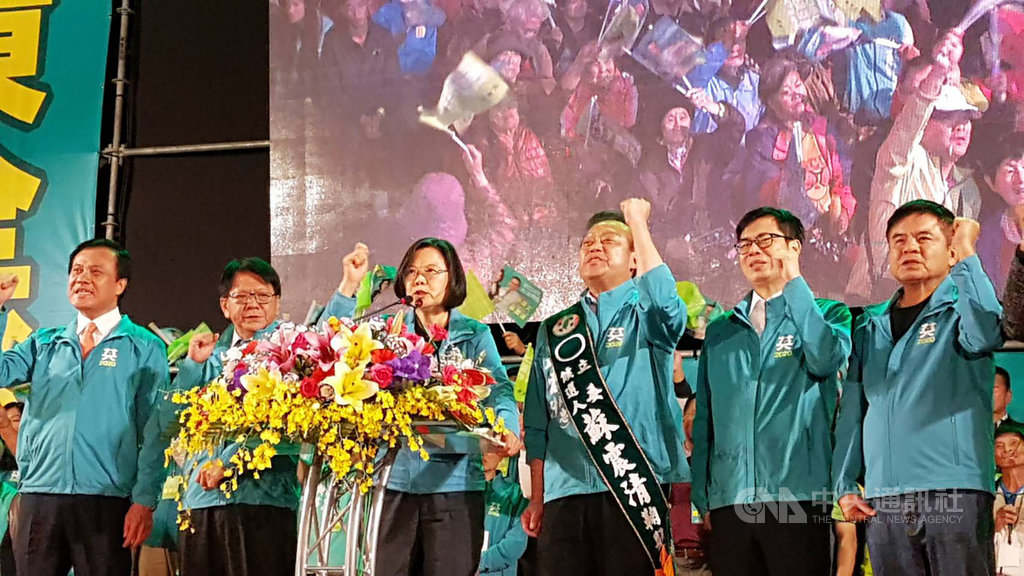 總統蔡英文(左3)2日晚間到屏東為民進黨屏南選區立委參選人蘇震清(右3)站台,立法院長蘇嘉全(左)、行政院副院長陳其邁(右2)及屏東縣長潘孟安(左2)都現身輔選,強調總統的故鄉一定要贏。中央社記者郭芷瑄攝 108年12月2日