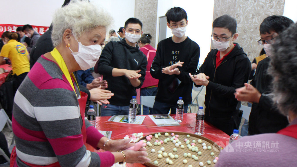 金門縣2019年邀請旅居南洋鄉僑青年返鄉尋根活動展開,多名東南亞金門僑鄉青年2日來到先祖原鄉參訪,聆聽民俗專家楊天厚講解湯圓民俗文化,並體驗動手搓湯圓。中央社記者黃慧敏攝 108年12月2日