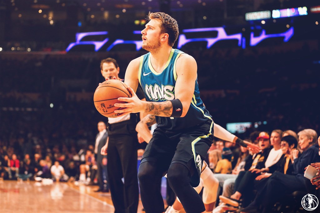 NBA達拉斯獨行俠的唐西奇(前)1日繳出27分、10助攻、9籃板的「準大三元」成績,幫助達拉斯獨行俠以114比100終止洛杉磯湖人10連勝。(圖取自twitter.com/MavsPR)