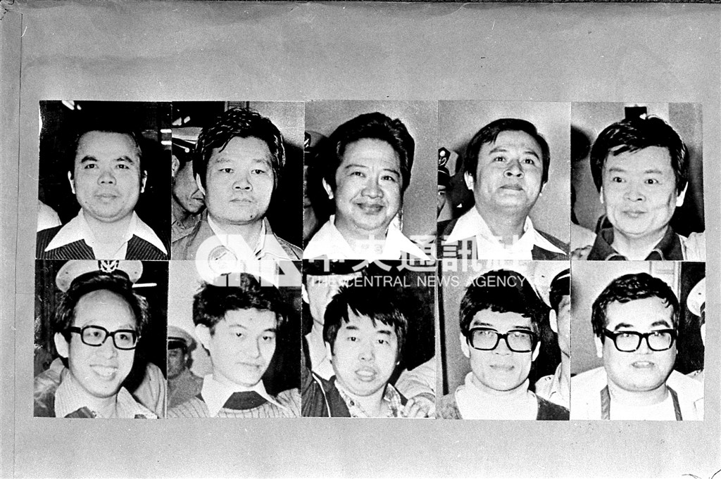 「高雄事件」33名被告被移送司法機關審判,圖為1980年4月16日上午調查庭提訊的10名被告,上排左起為周平德、楊青鑫、邱茂男、范政祐、陳博文;下排左起為王拓、張富忠、陳忠信、邱垂貞、魏廷朝。(中央社檔案照片)