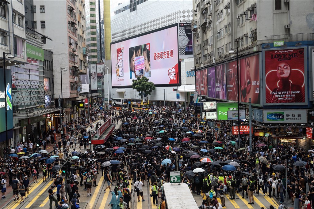 在「反送中」運動和中美貿易戰等負面背景因素之下,香港財政司預期2019年度財政會出現赤字,是15年以來首次。圖為8月11日反送中示威一景。(中央社檔案照片)