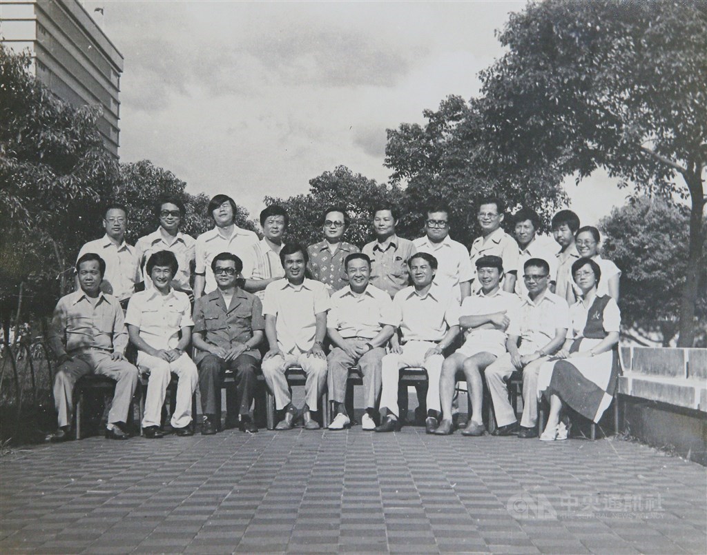 時任美麗島雜誌總經理的施明德認為,不該只有編輯部、業務部,更要在各地成立服務處,就像是國民黨的民眾服務社一般,在他們腦海思考的就是地方黨部的概念,正在組織「一個沒有黨名的政黨」。圖為美麗島當年工作團隊合影。(中央社)