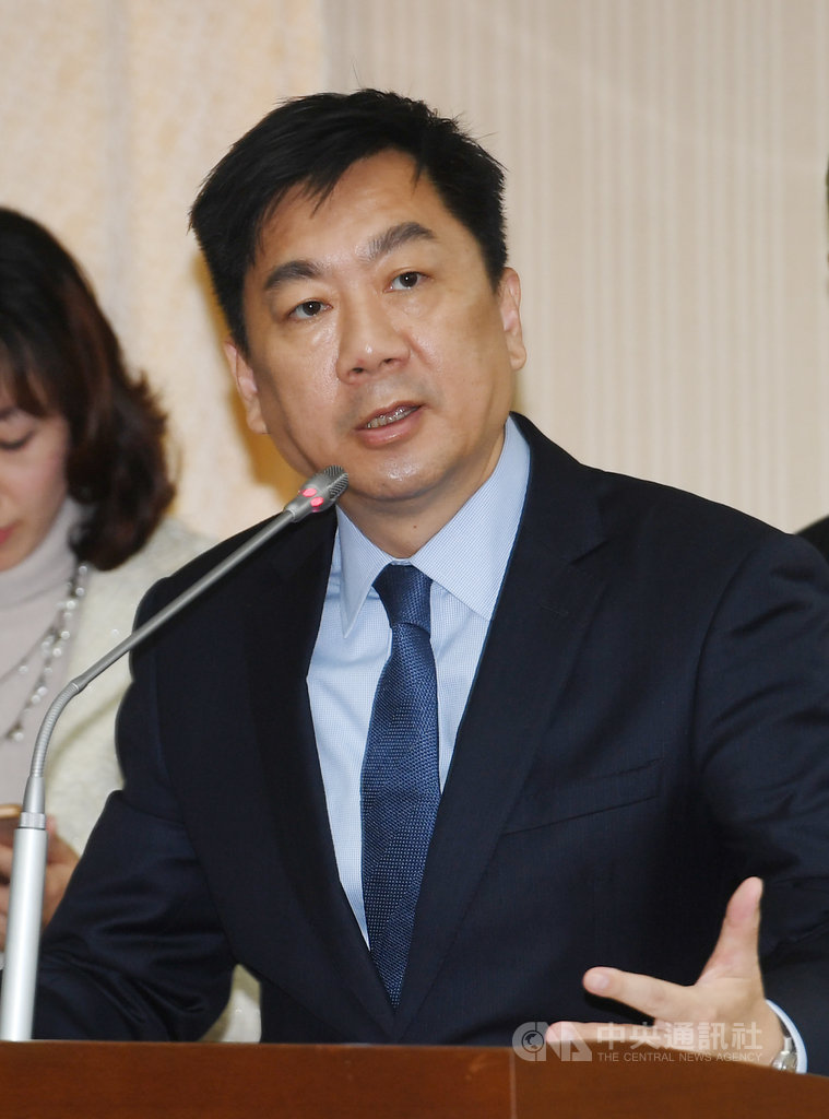內政部次長陳宗彥(圖)2日在立法院內政委員會備詢時表示,今年港人申請居留有2成成長,統計到10月止,申請居留4633人、許可4352人,申請定居的則有1231人、許可1189人。中央社記者施宗暉攝 108年12月2日