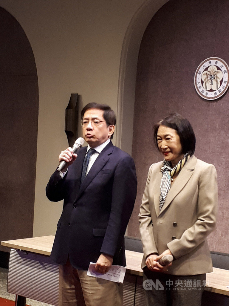 香港反送中延燒至大學校園,台灣各大學提出就學協助方案,其中以台灣大學申請人數最多。台大2日召開記者會,由校長管中閔(左)說明專案訪問生的安排情形。中央社記者許秩維攝 108年12月2日