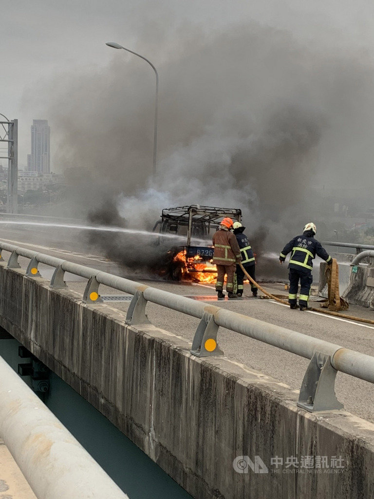 台64線快速道路五股路段往蘆洲方向的匝道2日下午發生火燒車事故,警消獲報立即到場救援。(翻攝畫面)中央社記者王鴻國傳真 108年12月2日