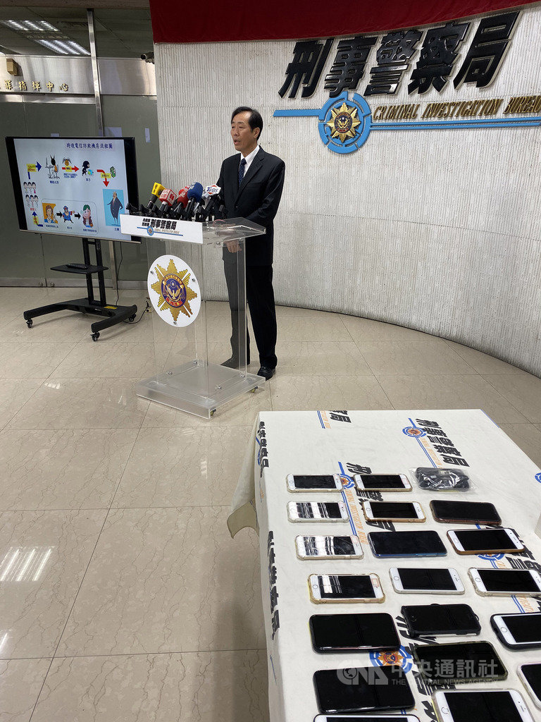 刑事局偵查第二大隊副大隊長何明賢(圖)2日宣布破獲以陳男為首的跨境電信詐欺機房,估數百人受騙、不法所得近新台幣千萬元,日前共逮捕8嫌,依法送辦。中央社記者黃麗芸攝 108年12月2日