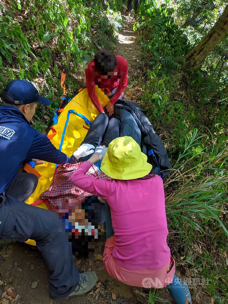 嘉義縣消防局2日獲報,指阿里山鄉行豐吊橋往千人洞方向約2公里處,有一名女山友跌落邊坡待援,消防局立即派員救援,因地處偏遠、山勢陡峭,最後以直升機順利吊掛送醫。(嘉義縣消防局提供)中央社記者黃國芳傳真 108年12月2日