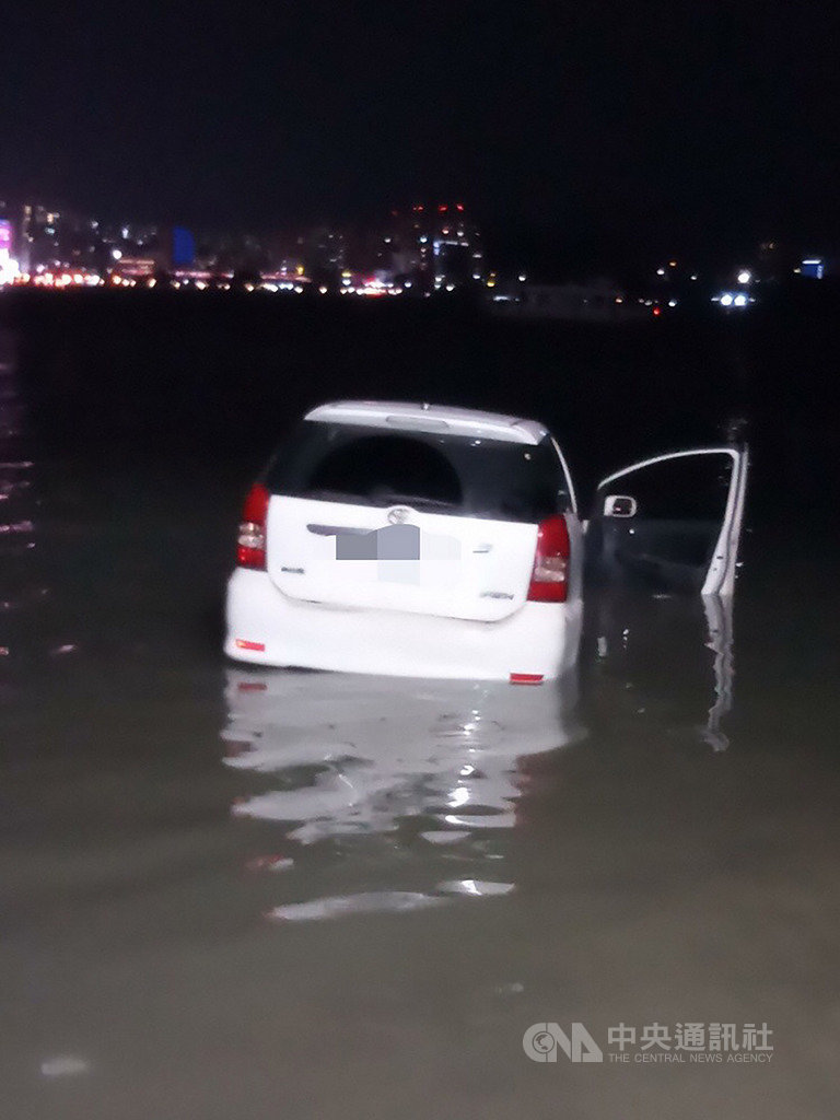 新北市八里區渡船頭碼頭2日晚間發生一起汽車衝入淡水河的事故,車內母子兩人獲救送醫,確切事發原因仍待釐清。(翻攝畫面)中央社記者王鴻國傳真 108年12月2日
