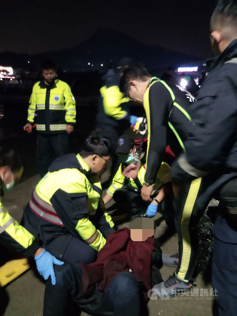 新北市八里區渡船頭碼頭2日晚間發生汽車衝入淡水河事故,警消獲報趕往搶救,車輛由約20歲的兒子駕駛,疑似和母親發生爭吵導致汽車失控、衝入河中,所幸兩人被救出時意識清楚。(翻攝畫面)中央社記者王鴻國傳真 108年12月2日