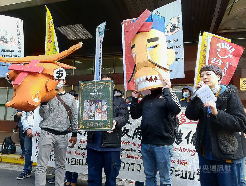 台灣移工聯盟3日到勞動部前舉辦「廢除仲介制度 要政府對政府直接聘僱」行前記者會,預告將在8日舉辦移工大遊行表達訴求。中央社記者張雄風攝 108年12月3日