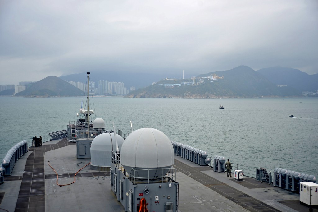 中國外交部2日宣布,即日起暫停審批美國軍艦赴香港休整的申請。圖為4月美國兩棲指揮艦藍嶺號抵香港。(圖取自美國太平洋艦隊網頁cpf.navy.mil)