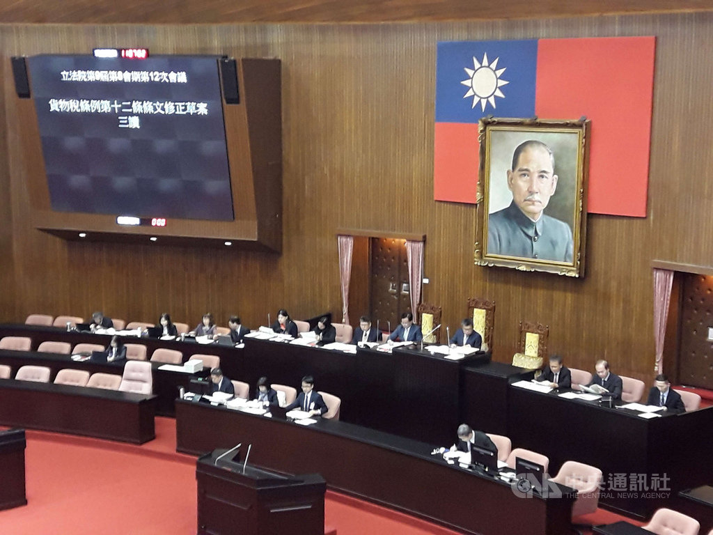 立法院院會3日三讀通過修正貨物稅條例第12條條文,延長身心障礙者復康巴士等車輛貨物稅免徵優惠至民國113年12月31日。中央社記者范正祥攝 108年12月3日