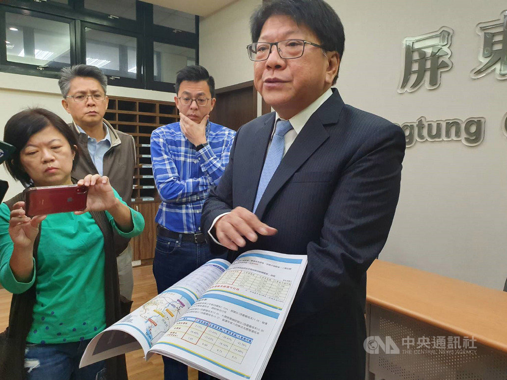 屏東縣長潘孟安(右)3日召開記者會,出示高雄市政府捷運工程局高捷延伸屏東可行性評估期中簡報表示,簡報中各個路廊路線一清二楚,怎會是假新聞。中央社 108年12月3日