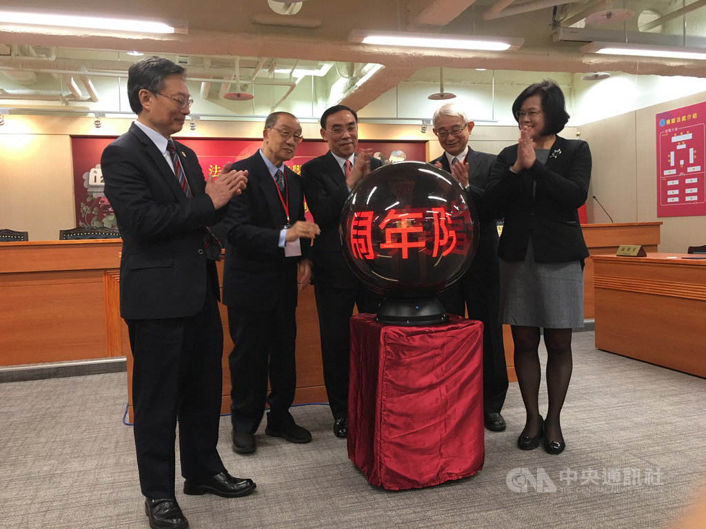 法務部司法官學院3日舉行第二辦公室啟用暨65週年院史檔案文物展開幕典禮,由法務部長蔡清祥(中)、司法官學院院長蔡碧玉(右)、檢察總長江惠民(左)等人共同進行啟用儀式。中央社記者蕭博文攝 108年12月3日