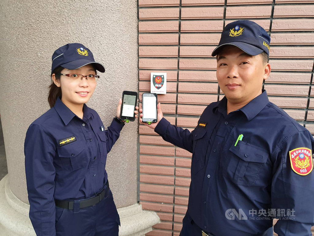 嘉義市警察局智慧巡邏箱即日起上路,不僅省下紙張費用,警察巡邏簽到便利又快速。(嘉義市警察局提供)中央社記者姜宜菁傳真 108年12月3日
