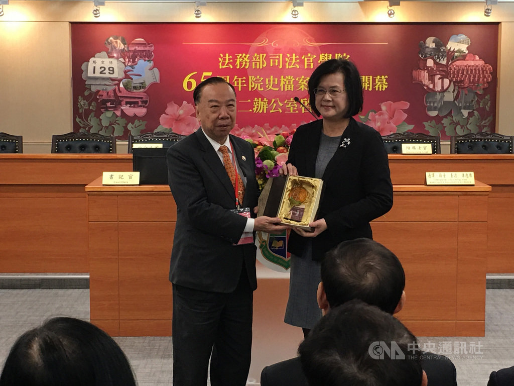 台灣高等檢察署檢察長王添盛(左)將於4日退休,法務部司法官學院院長蔡碧玉(右)3日在第二辦公室啟用典禮上致贈紀念品,表達司法官學院的感謝之意。中央社記者蕭博文攝 108年12月3日