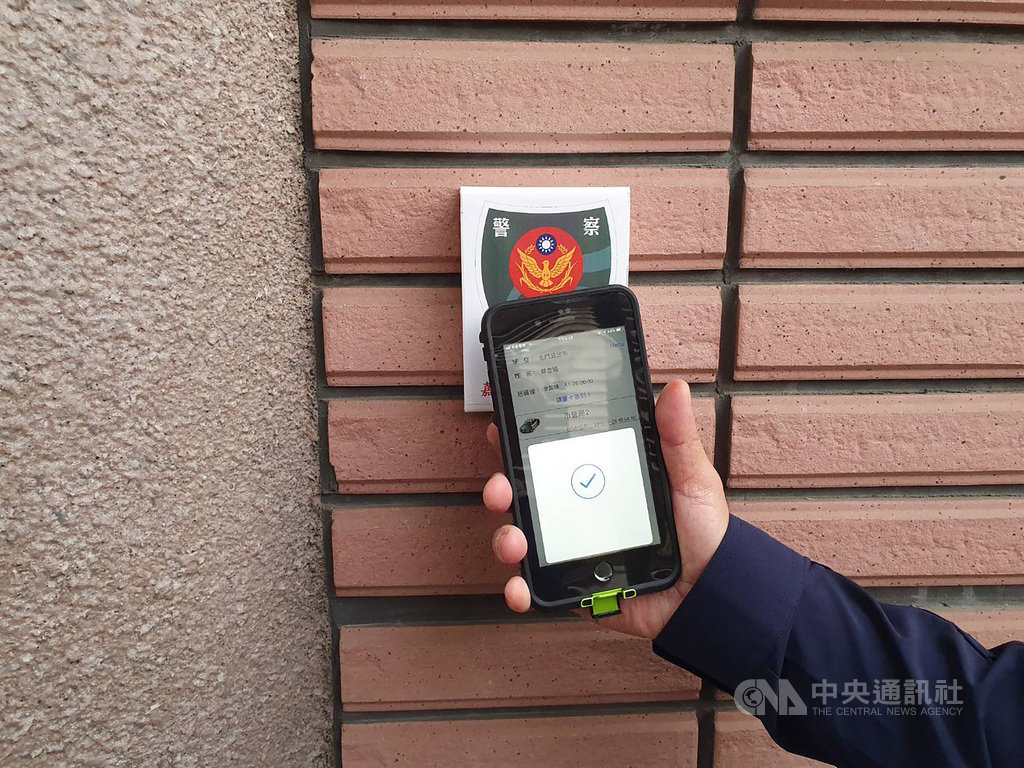 嘉義市警局所推行的智慧巡邏箱將傳統紙本巡邏簽章表改成晶片,結合現行M-Police行動載具,不僅克服以上一般數位巡邏系統的不足之處,更進一步達到警政智慧治理。(嘉義市警察局提供) 中央社記者姜宜菁傳真 108年12月3日