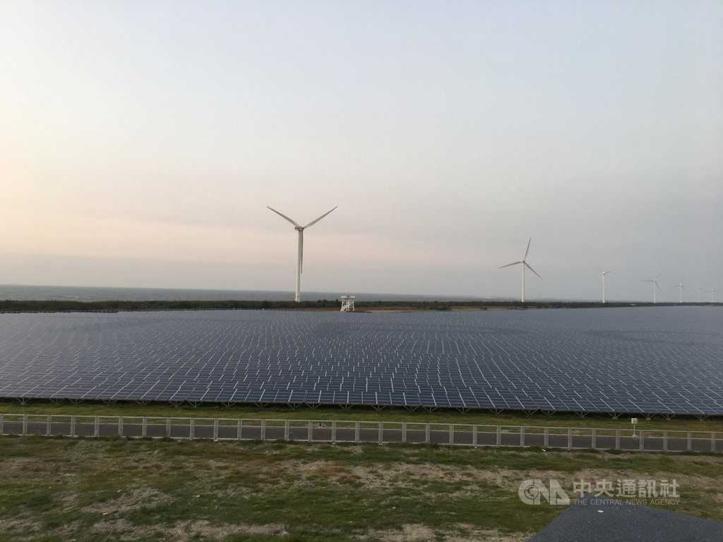 台電彰濱光電區為目前全台最大地面型光電場,台電預估該區每年約發出將近1.4億度電,台電表示,至今全區發電度數正式突破一億度電。(檔案照片)中央社記者蔡芃敏攝 108年12月3日
