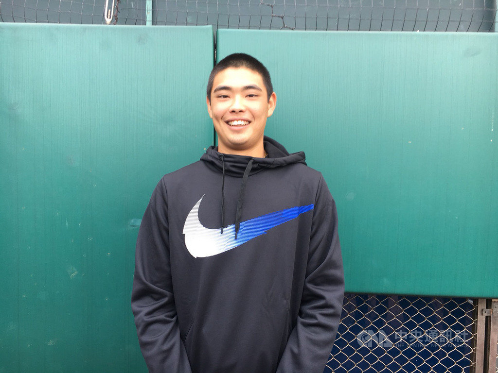 2019年NIKE台灣青棒菁英訓練營3日在新莊棒球場展開,北科附工陳柏毓(圖)4年前是所有學員中年紀最小,如今變成高三學長,連續4年參加的他表示,把握每次來的機會學習,並不會感到壓力,「很開心有這個榮幸連續來4次,應該算是一種助力」。中央社記者楊啟芳攝 108年12月3日