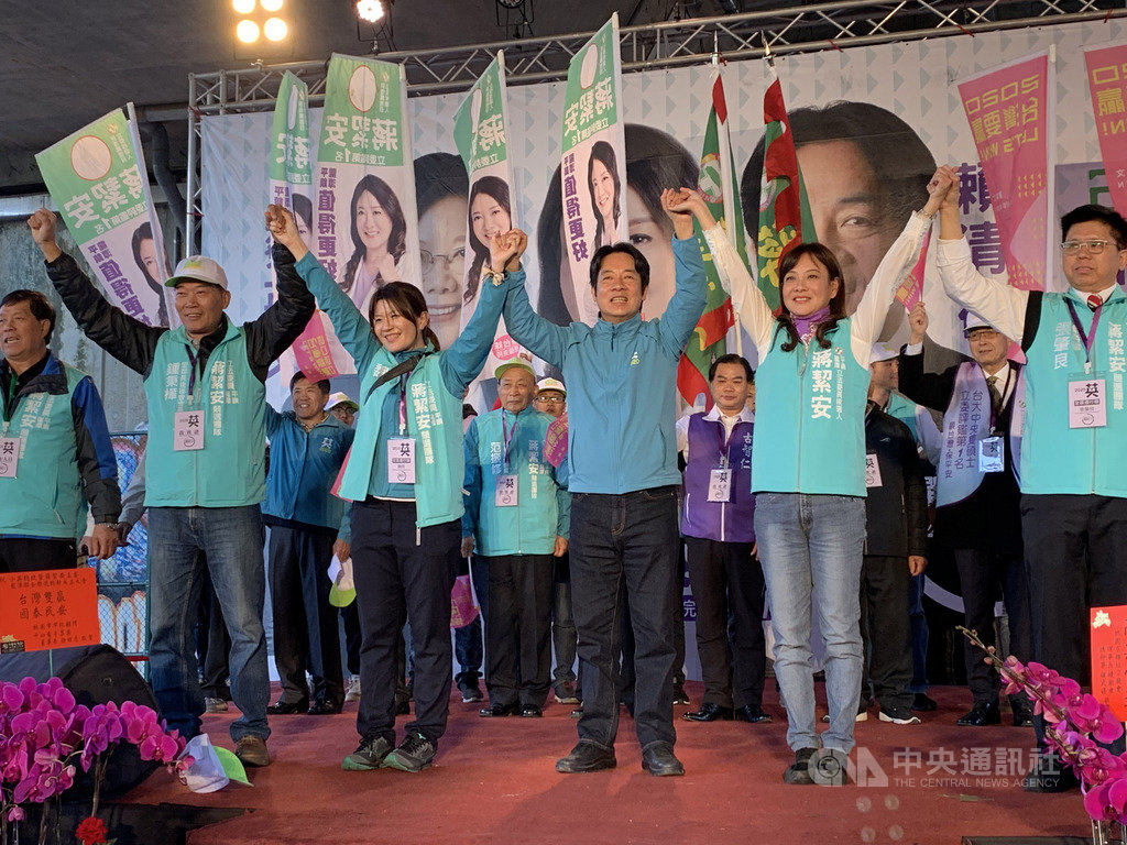 民進黨副總統參選人賴清德(前右3)3日到桃園出席民進黨立委參選人蔣絜安(前右2)競選總部成立大會,為蔣絜安站台輔選。中央社記者葉臻攝 108年12月3日