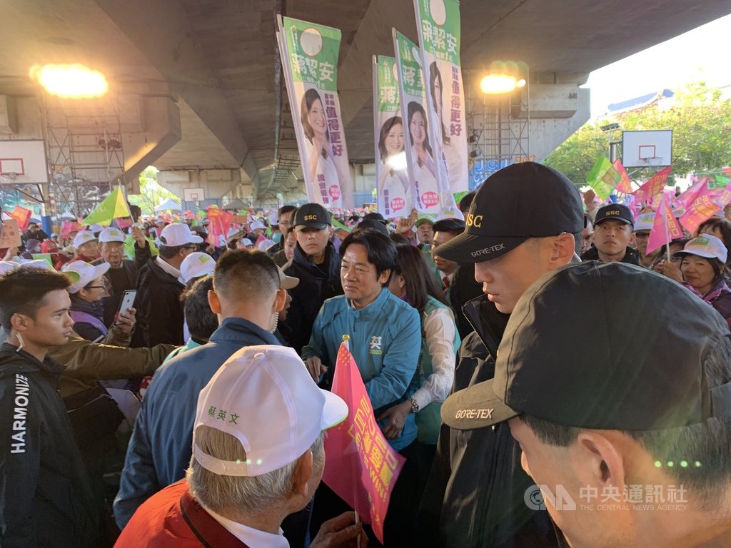 民進黨副總統參選人賴清德(中)3日為民進黨立委參選人蔣絜安站台輔選,受到支持者熱烈歡迎。中央社記者葉臻攝 108年12月3日