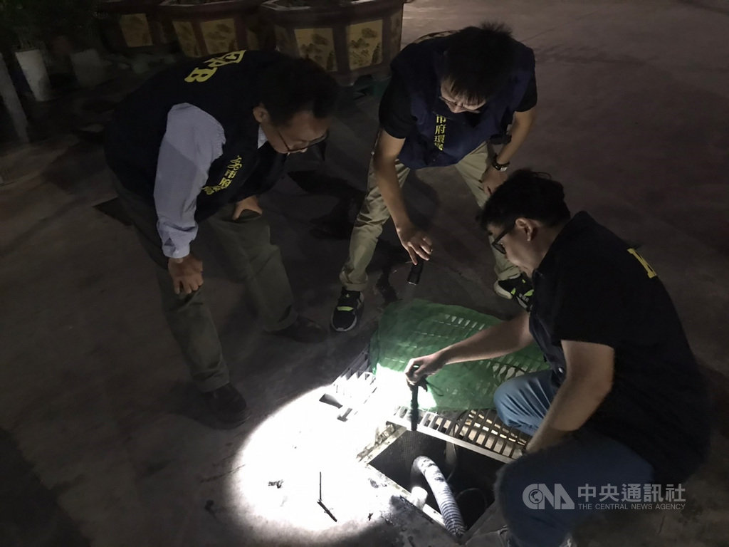 高雄一家毛豆工廠遭環保局「夜鷹專案」查獲第2次偷排廢水,環保局3日表示,違規情節重大,將重罰並勒令停工。(高雄市環保局提供)中央社記者陳朝福傳真 108年12月3日