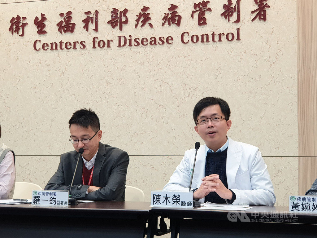 65歲以上長者、學齡前幼童的公費流感疫苗將開打,小兒科醫師陳木榮(右)3日出席記者會表示,現在公費疫苗全是四價疫苗,保護力提升,呼籲家長應帶孩子接種。中央社記者陳偉婷攝 108年12月3日