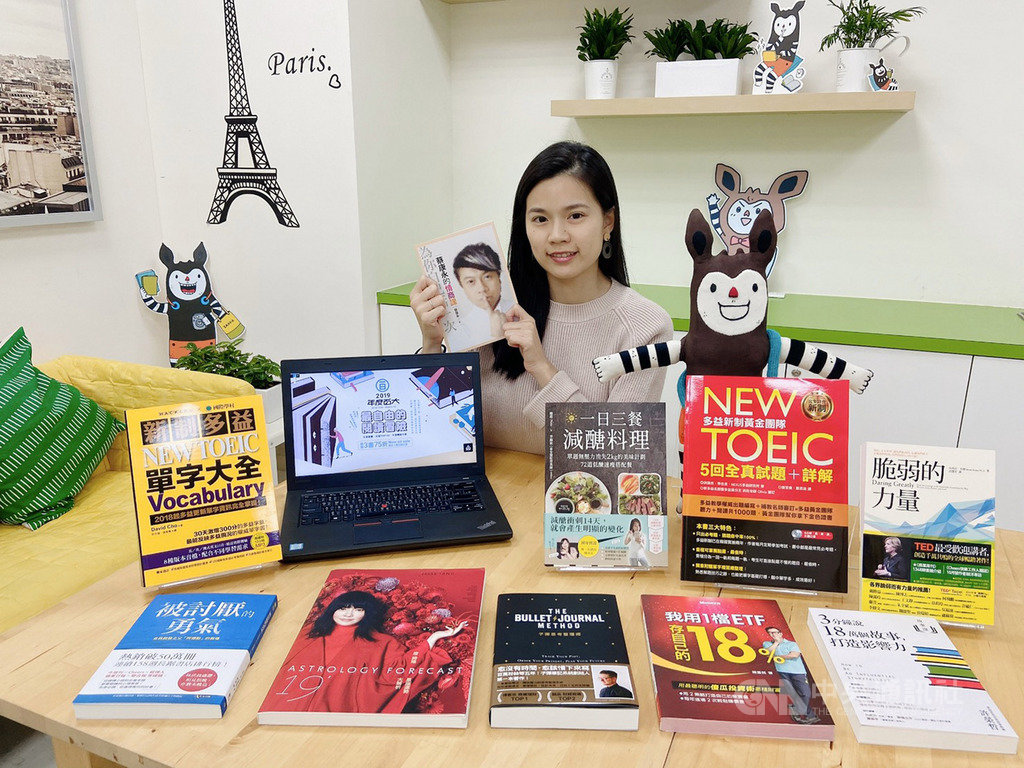 網路書店通路博客來公布年度報告,延續心理勵志書風潮,作家蔡康永今年以「蔡康永的情商課:為你自己活一次」拿下年度暢銷書與年度華文作家雙冠王。(博客來提供)中央社記者陳政偉傳真 108年12月3日