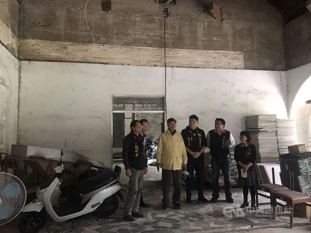 「米崙高爾夫球場招待所」2日登錄為花蓮縣定古蹟,前花蓮縣長吳水雲(右4)、花蓮縣議會教育小組召集人李秋旺(前左)、議員林宗昆(右3)、吳建志(右2)3日會同文化局副局長曾之妤(右)等相關單位前往視察。中央社記者張祈攝 108年12月3日