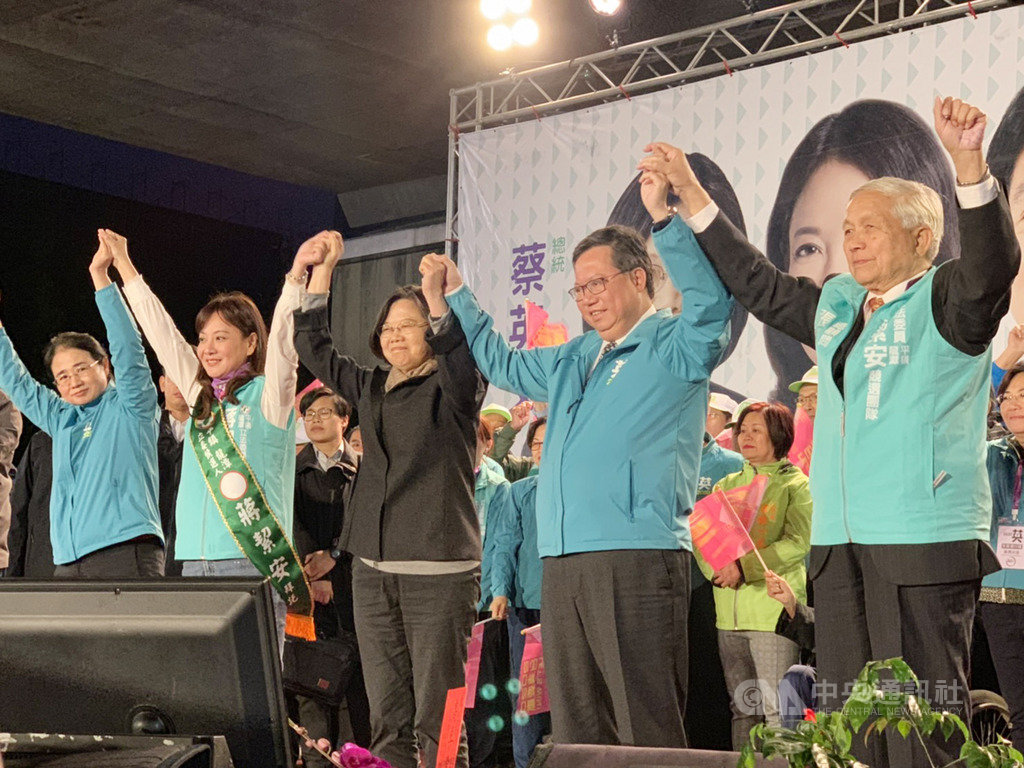 總統蔡英文(前中)3日到桃園出席民進黨立委參選人蔣絜安(前左2)競選總部成立大會,吸引大批支持民眾到場,現場「凍蒜」聲不斷,氣氛熱烈。前右2為桃園市長鄭文燦。中央社記者葉臻攝 108年12月3日