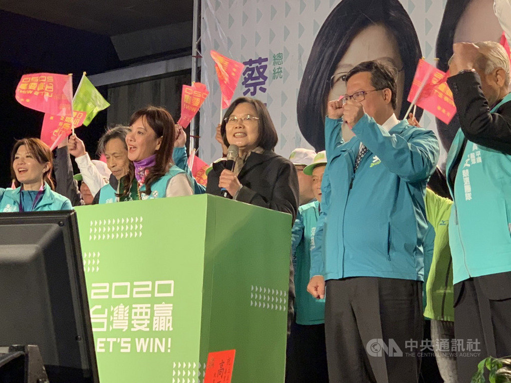 總統蔡英文(前中)3日到桃園出席民進黨立委參選人蔣絜安(前左2)競選總部成立大會,蔡總統致詞到一半時,台下突然有支持民眾大喊「總統我愛妳」,讓蔡總統露出微笑。中央社記者葉臻攝 108年12月3日