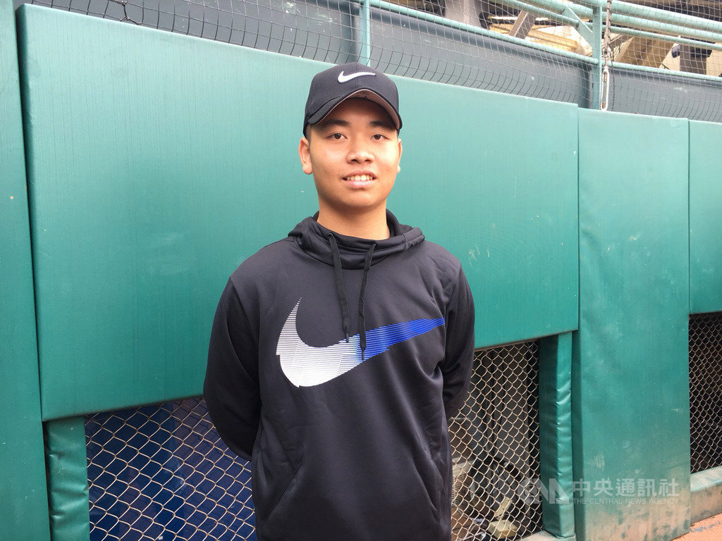 2019年NIKE台灣青棒菁英訓練營3日在新莊棒球場展開,其中目前就讀平鎮高中一年級的陳佳樂(圖),是中職統一獅教練陳瑞昌的兒子,陳佳樂表示,想打得比爸爸更好,挑戰大聯盟。中央社記者楊啟芳攝 108年12月3日