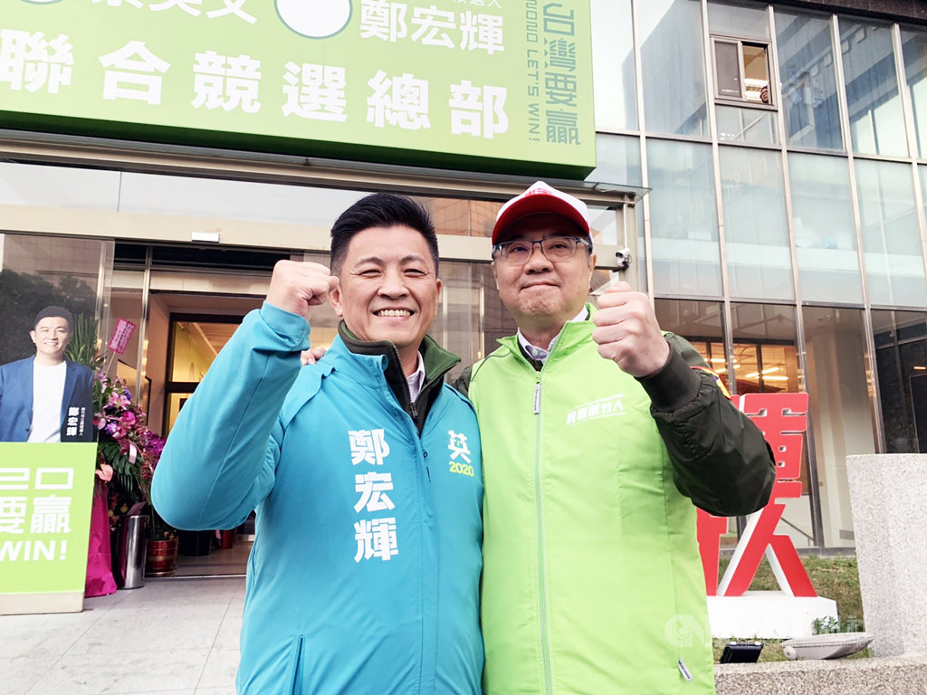 民進黨主席卓榮泰(右)3日為新竹市立委參選人鄭宏輝(左)輔選。卓榮泰表示,就是要全力助攻、也要集中選票,讓鄭宏輝順利過關。中央社記者郭宣彣攝 108年12月3日