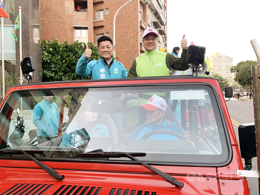 民進黨主席卓榮泰(車上右)3日到新竹市陪同立委參選人鄭宏輝(車上左)展開車隊掃街拜票,拉抬選情。中央社記者郭宣彣攝 108年12月3日