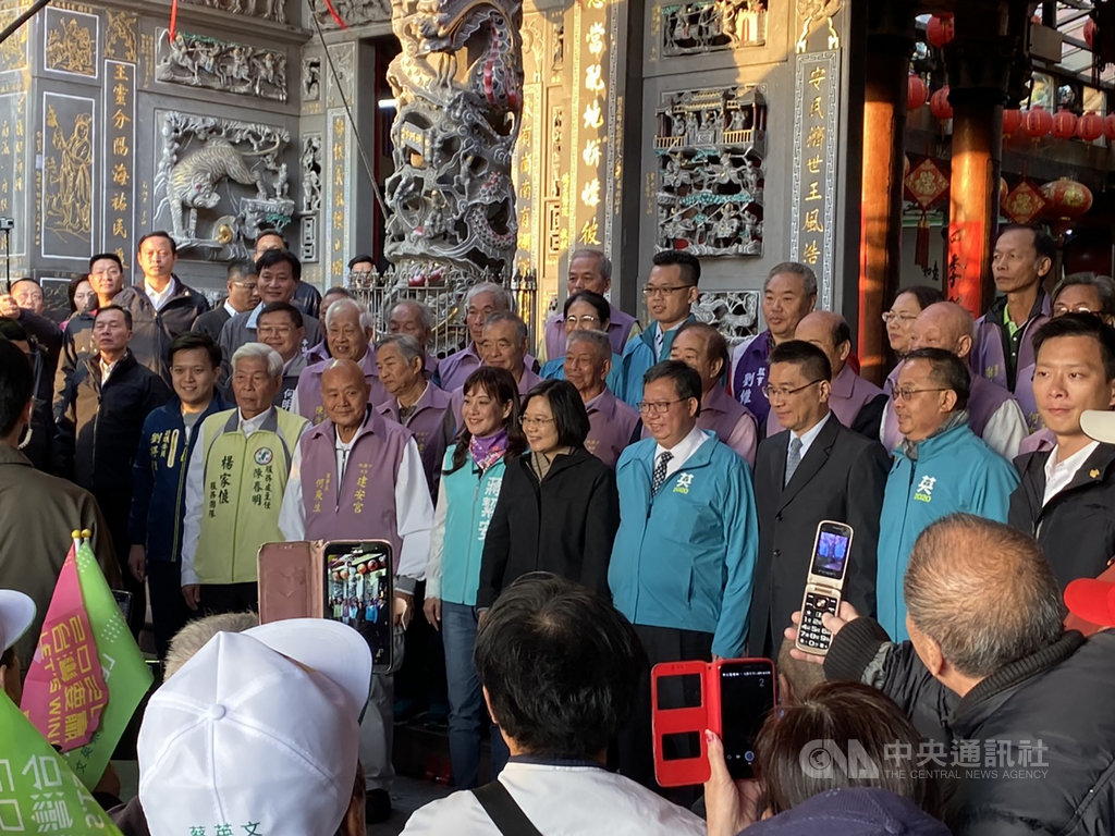總統蔡英文(前排右5)3日前往桃園市平鎮建安宮參香,並為民進黨籍立委參選人輔選,蔡總統說,身為總統的重要的事,就是要保住台灣的主權,有了主權,台灣民主自由才守得住。(民進黨桃園市黨部提供)中央社記者邱俊欽桃園傳真 108年12月3日