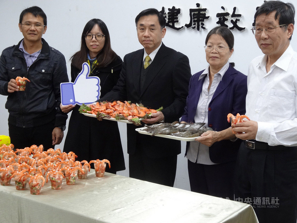 農委會水產試驗所3日舉行記者會,宣布完成可平價供應無特定病原種蝦的防疫型生產模組,增產6倍,未來吃蝦可望自產自足。中央社記者楊淑閔攝 108年12月3日