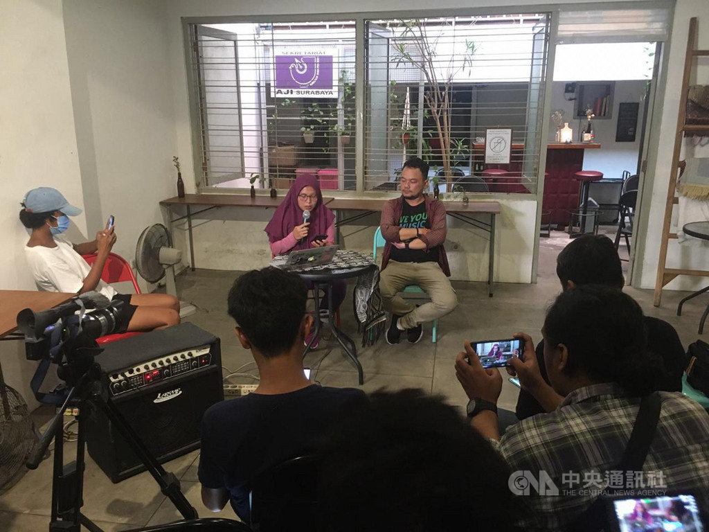 印尼移工尤麗(持麥克風者)2日遭港府以簽證逾期為由遣返。她3日召開記者會指出,她工作契約仍有效,雇主也要幫她申請延簽,本很簡單,因為她撰寫與反送中運動相關文章,而無法取得延簽,也因此被遣返。(尤麗的友人提供)中央社記者石秀娟雅加達傳真 108年12月3日