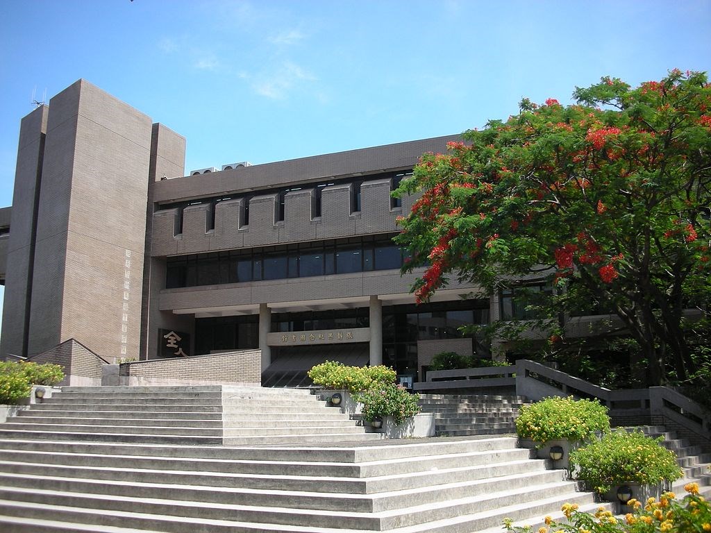 王秋華為台灣戰後第一代建築師,被譽為台灣圖書館建築之母。圖為王秋華與建築師潘冀合作設計中原大學張靜愚紀念圖書館(圖取自維基共享資源;作者Foxy Who,CC BY-SA 3.0)。
