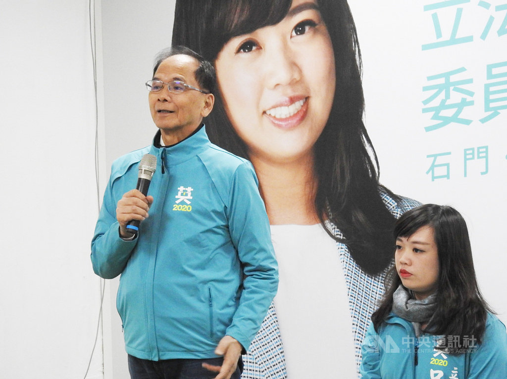 民進黨「護國保台助選團」團長、前行政院長游錫堃(左)3日陪同黨籍立委參選人呂孫綾(右)召開團結抗中保台灣記者會,就澳洲成立反間諜專門小組議題表示,澳洲反制干涉政治的外國勢力就是中國,為了下一代,2020選戰一定要堅持護國保台。中央社記者王鴻國攝 108年12月3日