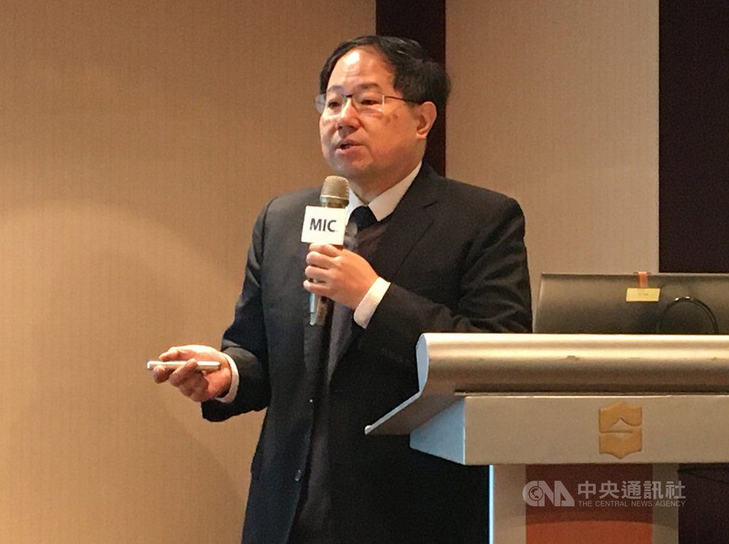 資策會MIC產業顧問兼副主任楊中傑3日指出,中國大陸半導體產業投資基金運作扶持本土產業,加上內需市場優勢,逐漸對台灣IC設計、製造與封測等次產業構成威脅。中央社記者鍾榮峰攝 108年12月3日